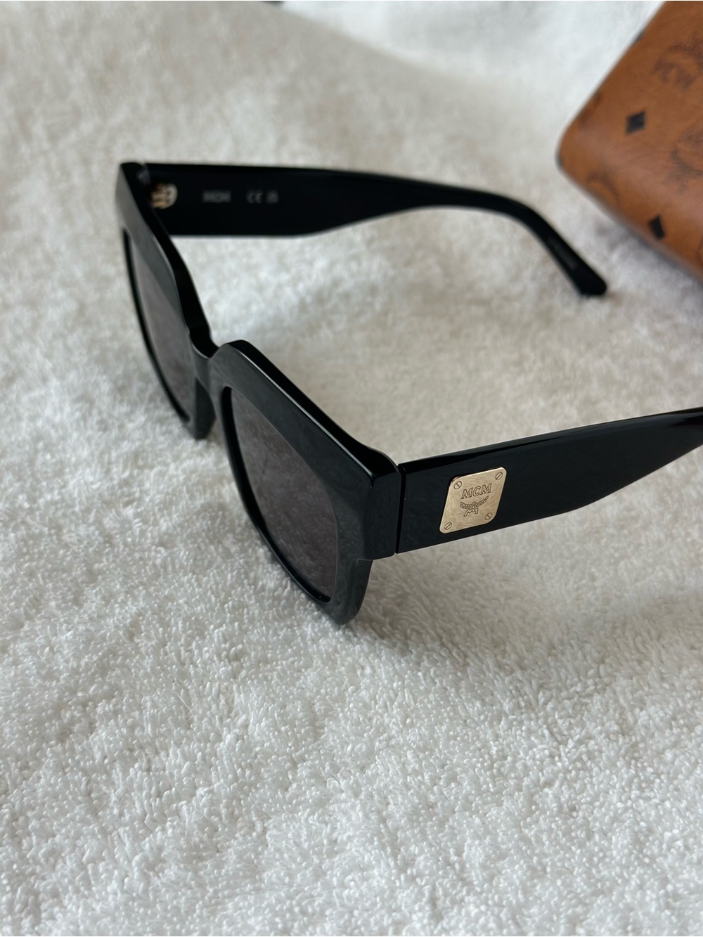 Full Inclusion MCM Black Sunglasses - Authenticated by Poizon - Picture 5 of 12